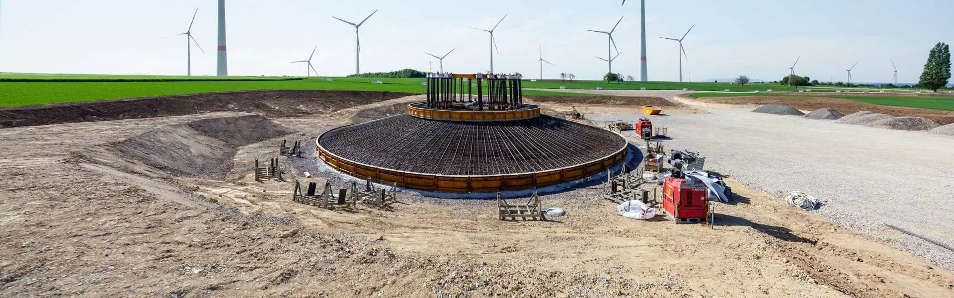 Construcción de los cimientos de un aerogenerador terrestre
