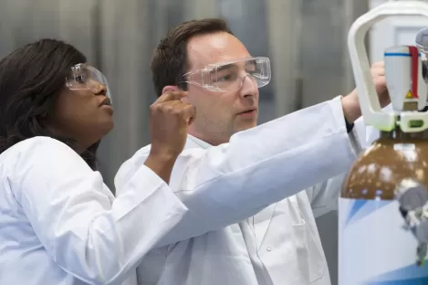 Personen_untersuchen_Gasflasche