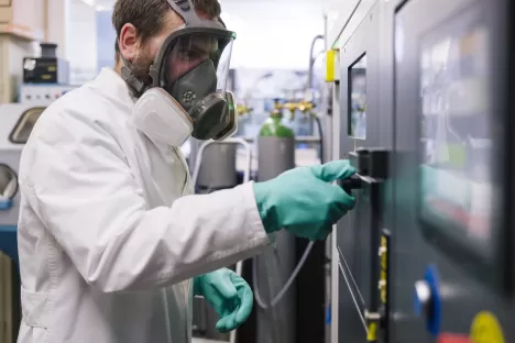 Additive manufactoring installation