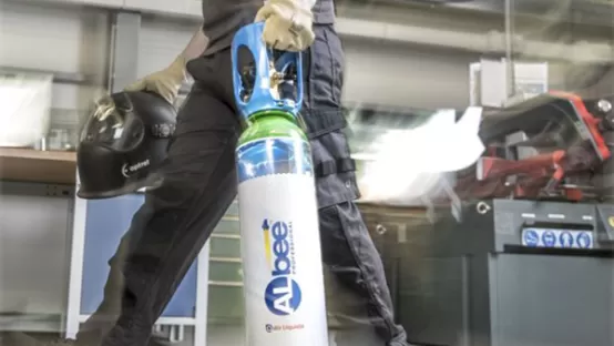 Hombre que lleva una botella ALbee™ Weld