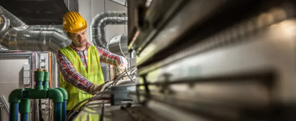 En la construcción, en la instalación y mantenimiento de los circuitos de climatización (por ejemplo, sistemas de aire acondicionado - AC) y de frío, el nitrógeno es esencial para la purga y las pruebas de presión (expulsando aire y humedad) de las redes.