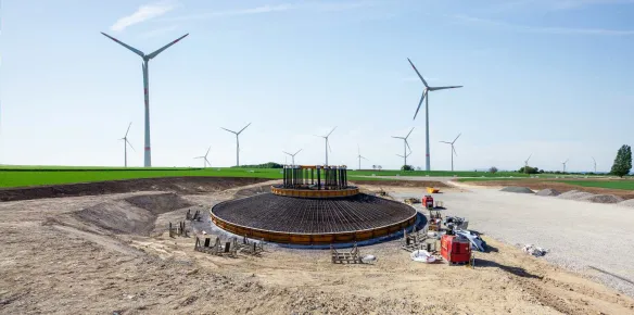 Construcción de los cimientos de un aerogenerador terrestre