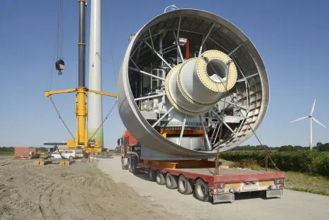 Montaje de una góndola de aerogenerador (Hub). Air Liquide ofrece soluciones de gases para el montaje, el tratamiento térmico de los engranajes, la soldadura y el corte.