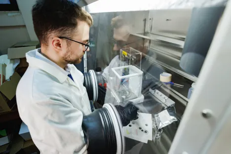 En los centros de investigación, las cajas de guantes ("glove boxes") con atmósfera inerte purificada resultan indispensables para garantizar la no contaminación en las manipulaciones altamente sensibles al aire.