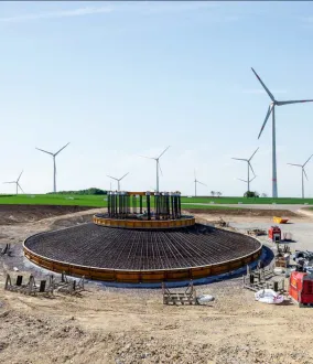 Construcción de los cimientos de un aerogenerador terrestre