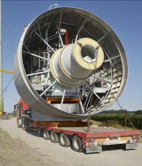 Montaje de una góndola de aerogenerador (Hub). Air Liquide ofrece soluciones de gases para el montaje, el tratamiento térmico de los engranajes, la soldadura y el corte.
